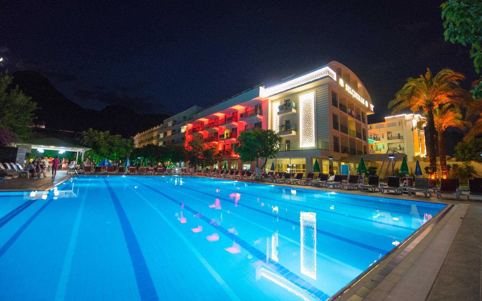 LiggingDit 4-sterren hotel ligt op slechts honderd meter van het privéstrand in Beldibi