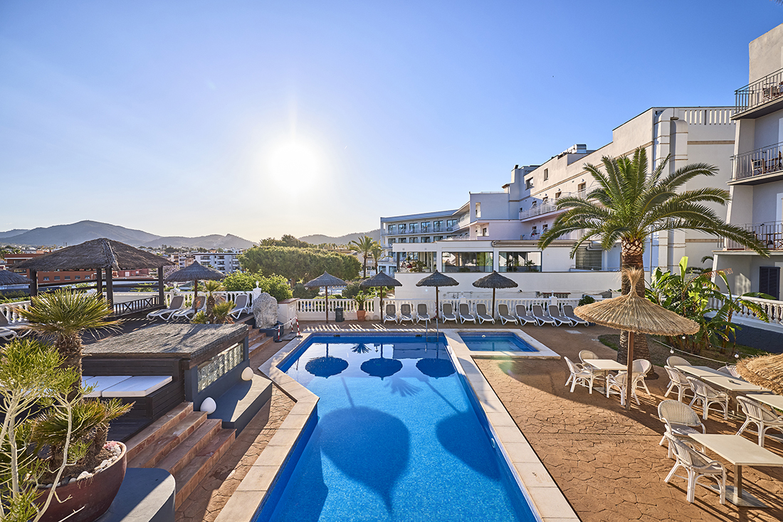Adults Only 17+LiggingHet hotel bevindt zich in de badplaats Santa Ponsa aan de zuidwestkust van Mallorca