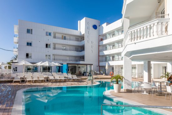 Adult OnlyLiggingHotel Triton Beach ligt in de badplaats Cala Ratjada aan de noord-oostkust van Mallorca. Het hotel bevindt zich op slechts circa 150 meter van het zandstrand van Son Moll en op een korte wandeling van het centrum met winkels