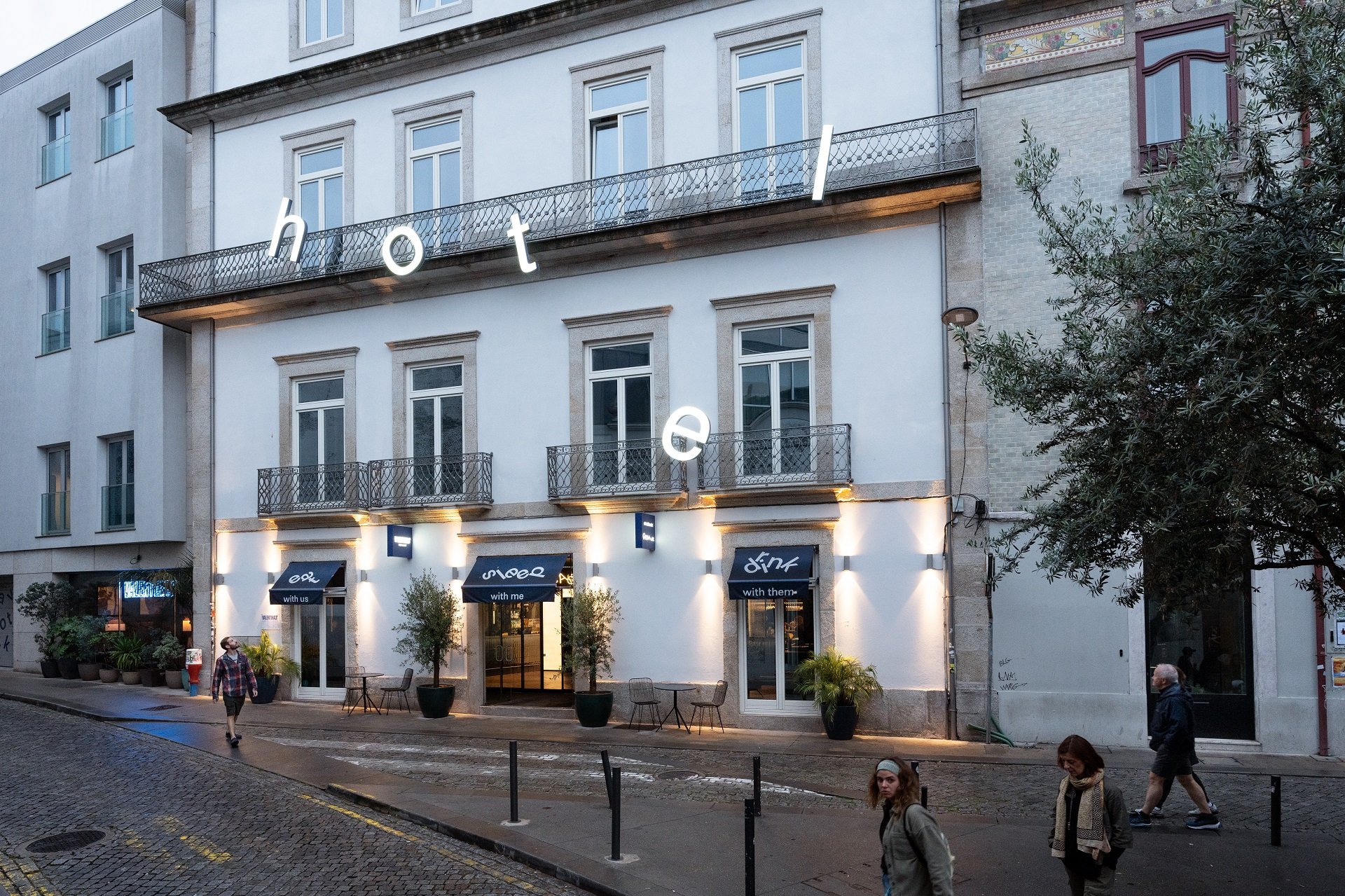 LiggingHet hotel ligt in het centrum van Porto op loopafstand van diverse bezienswaardigheden. HotelfaciliteitenGasten kunnen gebruikmaken van gratis wifi