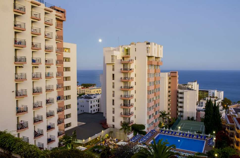 LiggingHet appartementencomplex ligt op een heuvel in het toeristische centrum van Funchal en is ongeveer 200 m van de zee en het dichtstbijzijnde strand verwijderd. In de omgeving van het hotel zijn er diverse winkels