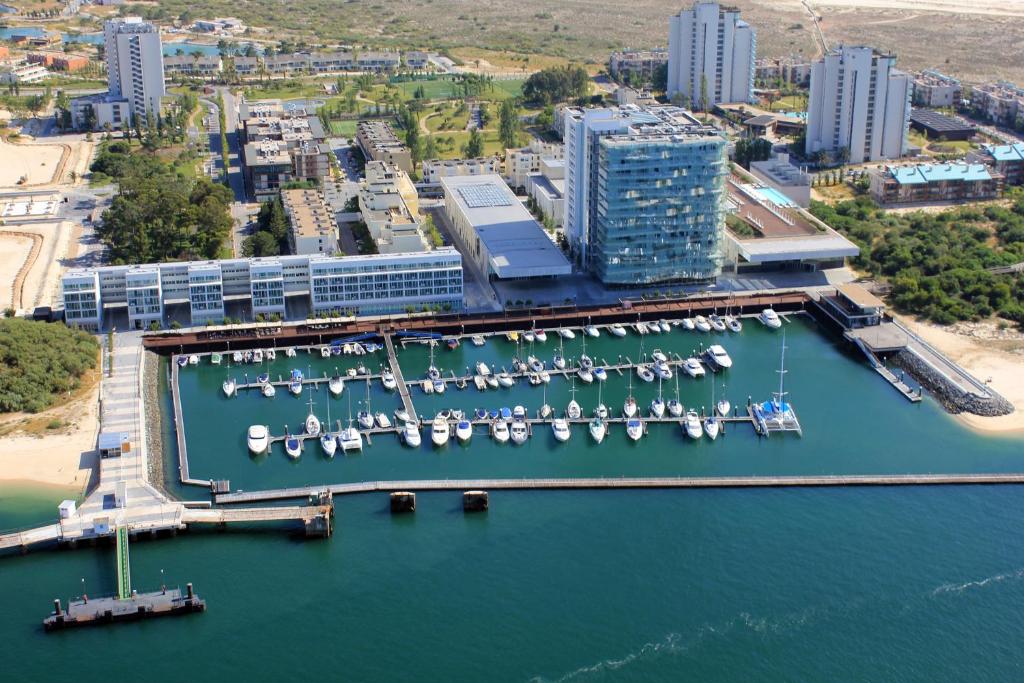 LiggingDit appartementencomplex bevindt zich direct in het centrum van Troia. HotelfaciliteitenHet vriendelijke personeel aan de receptie is graag bij alle vragen behulpzaam. Een bagagedepot en een kluis bieden de nodige service. In de openbare ruimtes (kosteloos) is Wi-Fi verkrijgbaar. Het complex beschikt over faciliteiten voor rolstoelgebruikers en een lift. Het is mogelijk om boodschappen te doen in een supermarkt en in andere winkels. Op het terrein van het verblijf bevinden zich een mooie tuin en een fraaie speelplaats. De gasten die met de auto komen