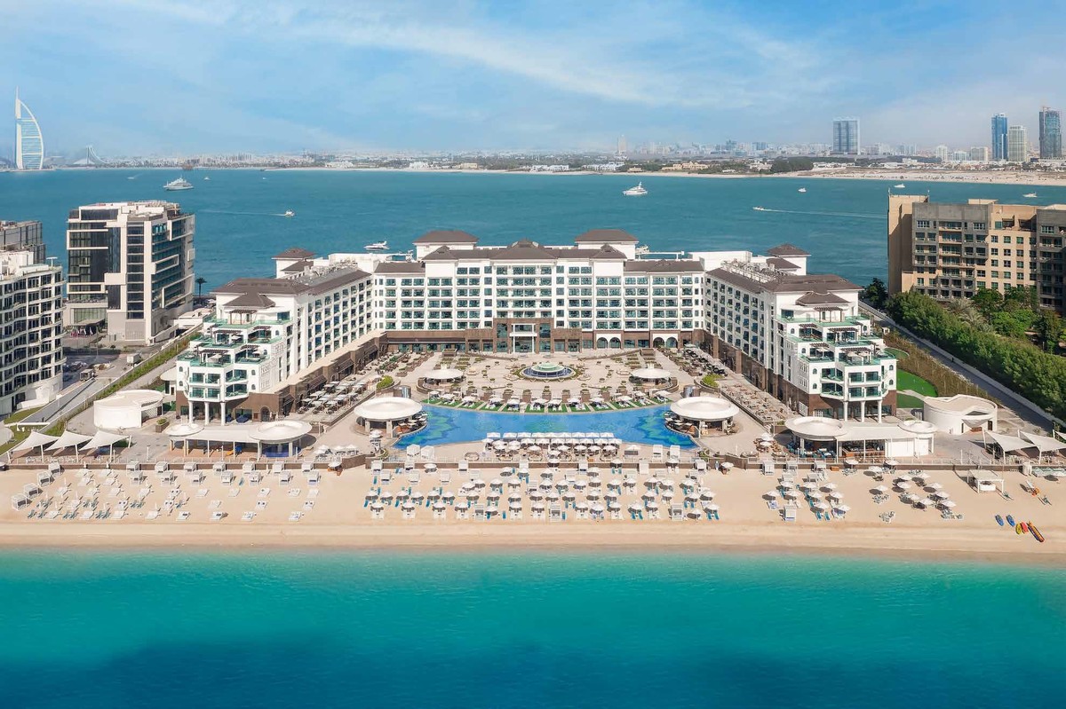 LiggingDit resort ligt op het iconische Palm Jumeirah en biedt alles voor een luxe vakantie in Dubai. Direct aan een privéstrand geniet je hier van een stijlvolle 5-sterrenervaring. De internationale luchthaven van Dubai bevindt zich op ca. 42 km.HotelfaciliteitenOntspannen kan in het buitenzwembad of in de wellness met sauna en diverse behandelingen. Sportievelingen hebben keuze uit een fitnessruimte