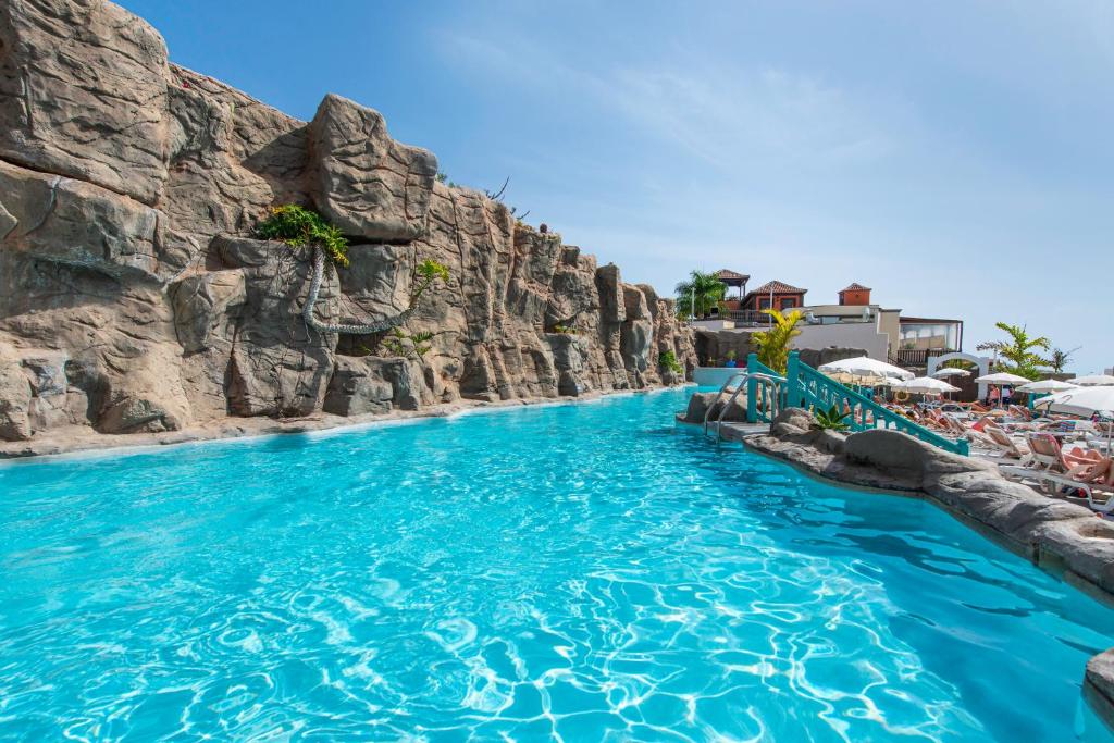 LiggingHet hotel ligt in het zonnige kustplaatje Los Cristianos op Tenerife Zuid