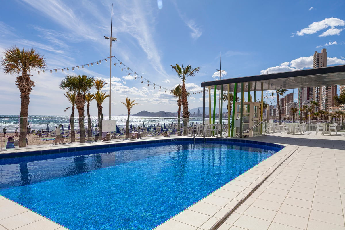 LiggingHotel Brisa ligt aan het Levante-strand in de wijk Rincón de Loix