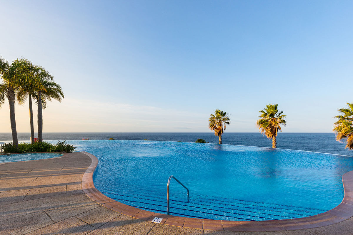 LiggingPlayacálida Spa Hotel ligt in Almuñécar aan de Costa Tropical in de provincie Granada