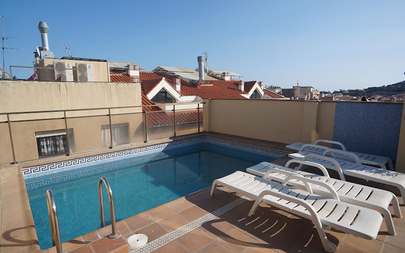 LiggingSunshine Park is een kleinschalig en eenvoudig hotel in Lloret de Mar dat zich nadrukkelijk richt op een jong en uitgaand publiek. Het hotel ligt op loopafstand van het strand en het bekende uitgaansgebied