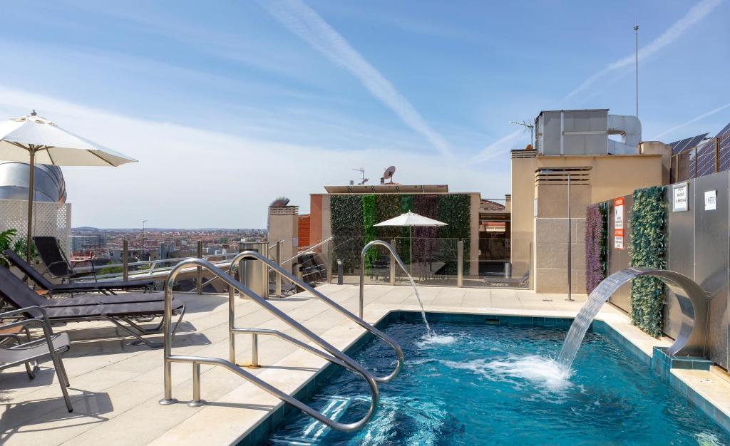 LiggingHet hotel is schitterend gelegen in het stadscentrum van Madrid. Het ligt naast het Plaza Mayor en vlakbij andere historische monumenten en bezienswaardigheden. Puerta del Sol