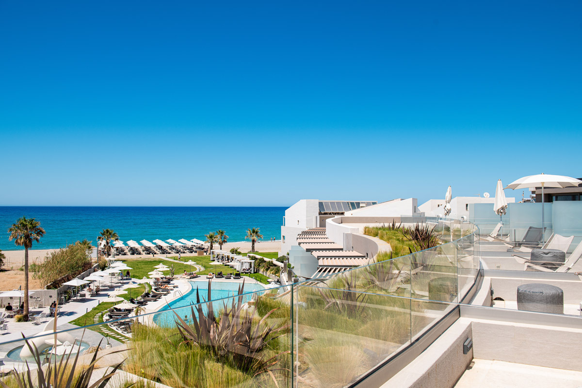 LiggingNautilux Rethymno by Mage Hotels ligt direct aan het brede zand- en kiezelstrand van Rethymnon
