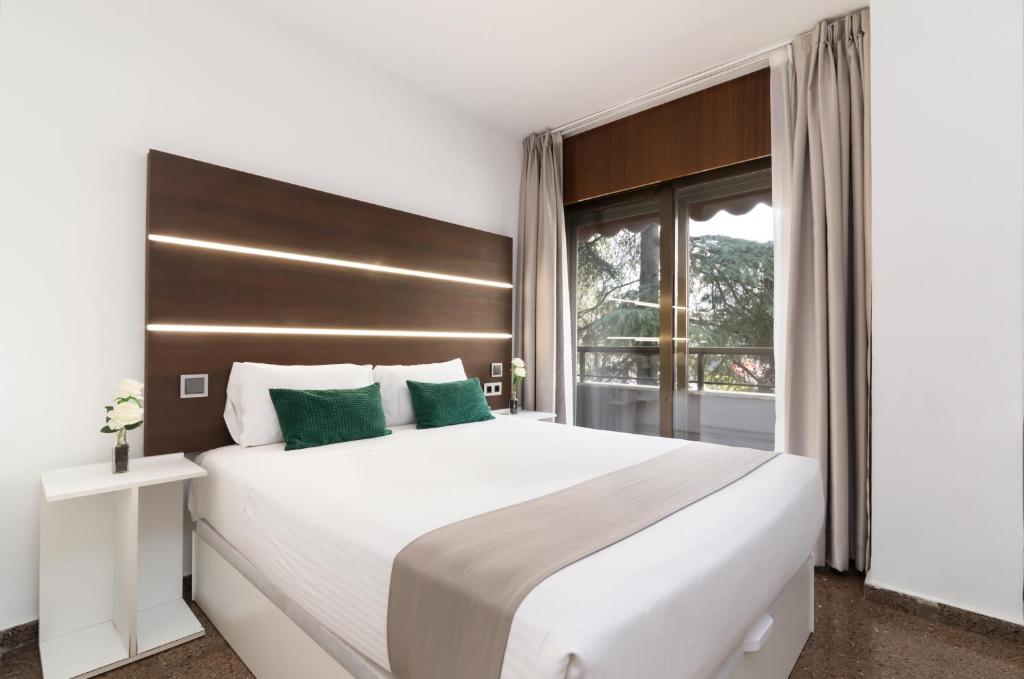 LiggingDit hostel heet de gasten in Madrid welkom. HotelfaciliteitenHet vriendelijke personeel aan de receptie is graag bij alle vragen behulpzaam. Tot de faciliteiten van het hotel behoren een bagagedepot en een drankenautomaat. In het verblijf is Wi-Fi verkrijgbaar. De tourdesk biedt ondersteuning bij het boeken van excursies. Het hostel beschikt over meerdere voor gehandicapten toegankelijke vrijetijdsbestedingen. Een lift en faciliteiten voor rolstoelgebruikers zijn voorhanden. Er zijn winkels die tot rondneuzen en flaneren uitnodigen. De gasten die met de auto komen