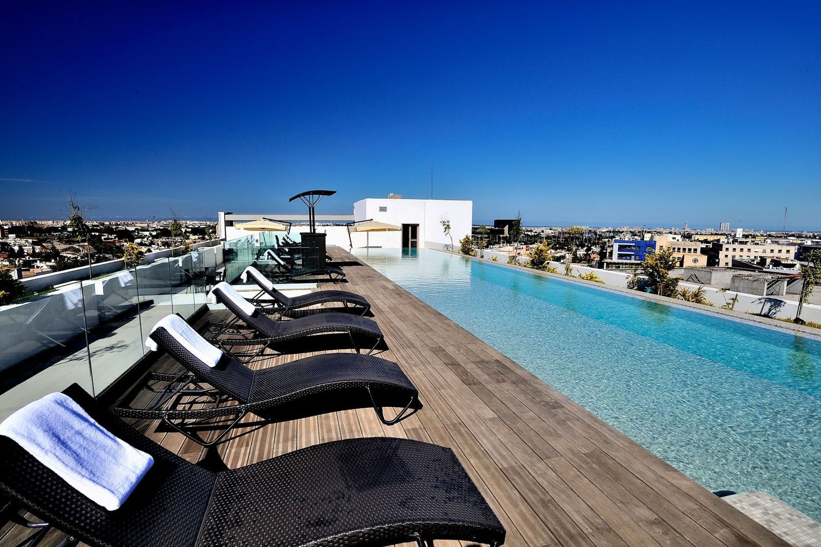 LiggingHet hotel bevindt zich in het dynamische Sidi Maarouf