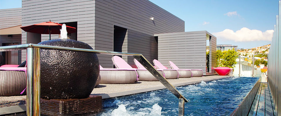 LiggingDit hotel is gelegen in het centrum van Funchal. Enkele restaurants en winkels liggen op loopafstand van het hotel. Het strand Barreirinha ligt op ongeveer 400 meter van het hotel en de luchthaven Madeira ligt op 20 kilometer afstand.HotelfaciliteitenThe Vine Hotel Madeira beschikt over een buitenzwembad met ligstoelen en parasols