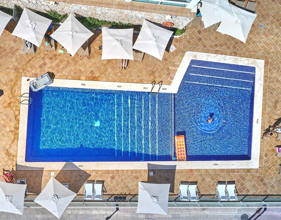 LiggingHet Flamboyan Caribe Hotel & Spa ligt direct aan het strand in de populaire badplaats Magaluf op Mallorca. Het hotel bevindt zich vrijwel aan de waterkant