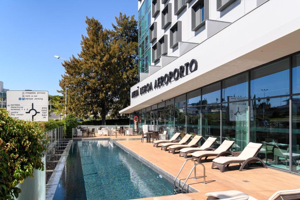 LiggingMeliá Lisboa Aeroporto ligt direct naast de luchthaven Humberto Delgado Airport