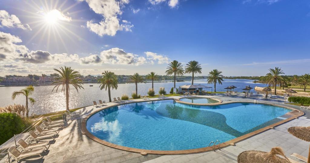 Ligging BelleVue Club ligt in de badplaats Port d'Alcúdia op Mallorca
