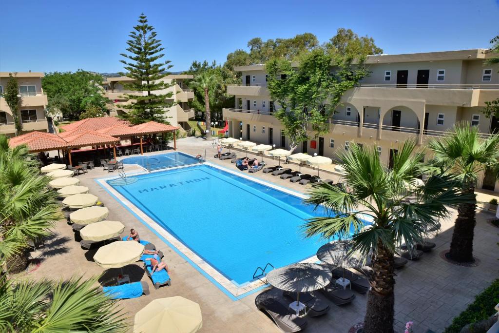 LiggingHet Marathon Hotel ligt op slechts 350 meter van het mooie Kolymbia-strand op het eiland Rhodos. In de omgeving vind je talloze winkels en traditionele tavernes waar je kunt genieten van lokale gerechten en cultuur. Het hotel is ideaal gelegen voor het verkennen van de regio