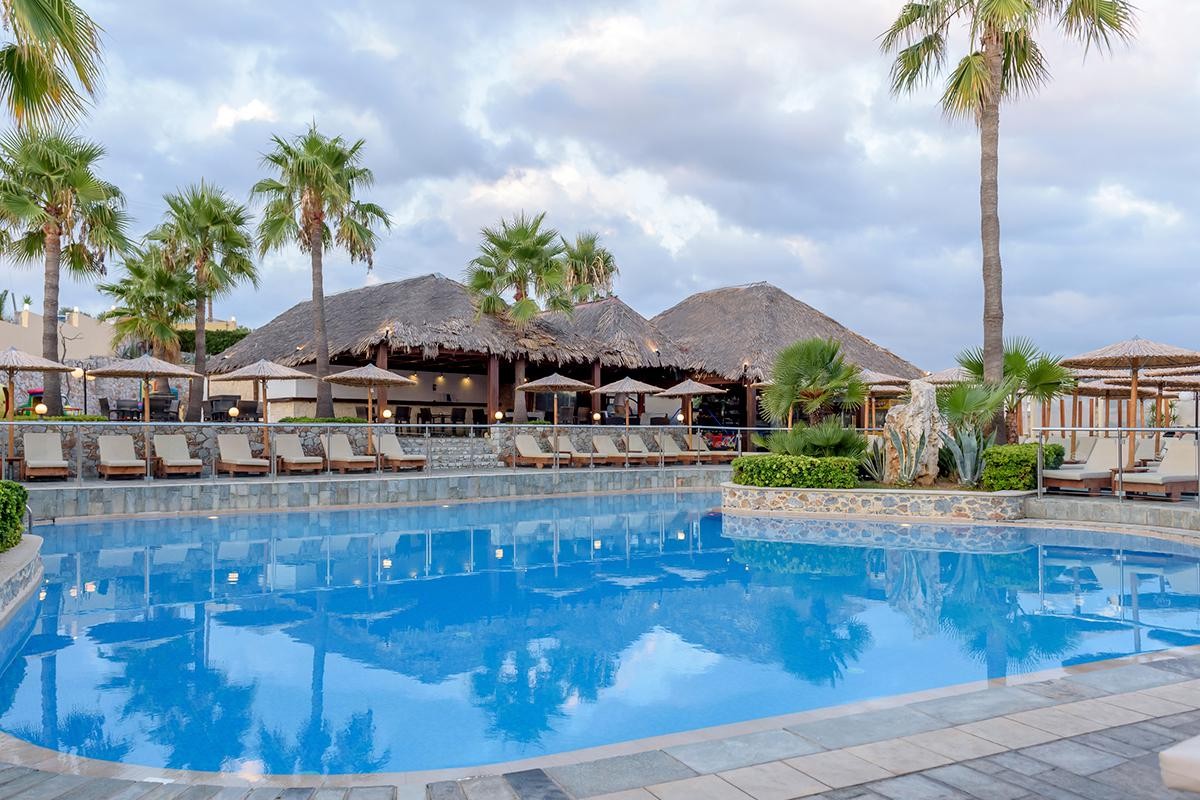 LiggingTheo Hotel is gelegen op een heuvel in het charmante kustplaatsje Agia Marina